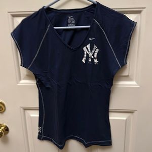 New York Yankees women’s cotton v-neck tee, size L